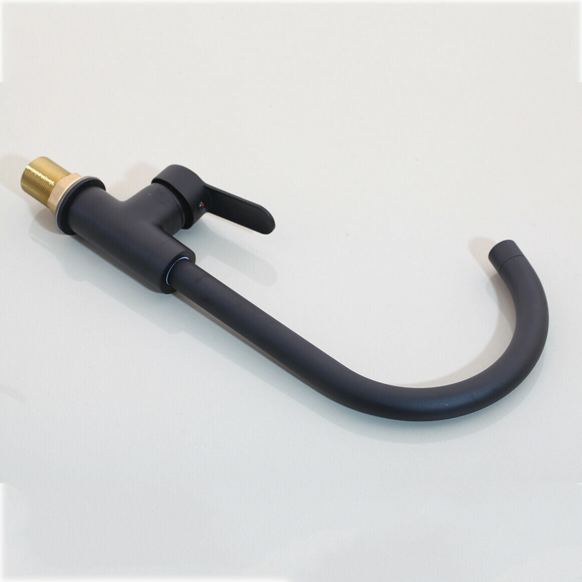 Schwarzer hoher Wasserhahn