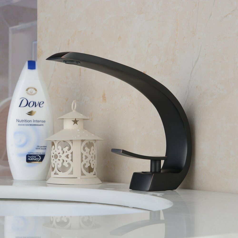 Schöner schwarzer Badezimmerhahn