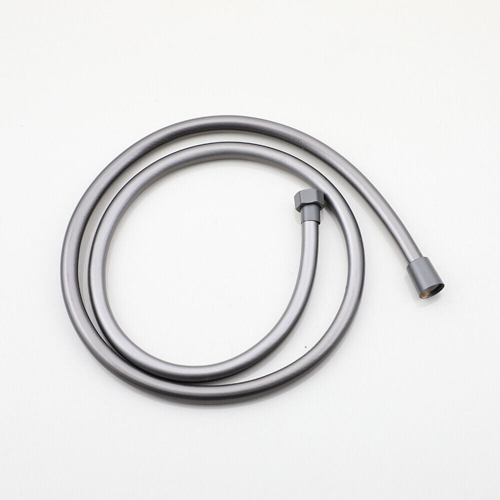 Moderne Regendusche aus Gun Metal mit Badewannenarmatur