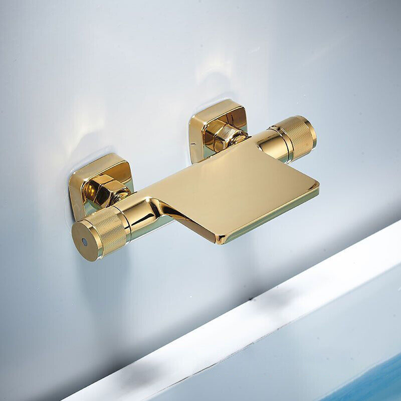 Goldfarbene Wasserfall-Badewannenarmatur