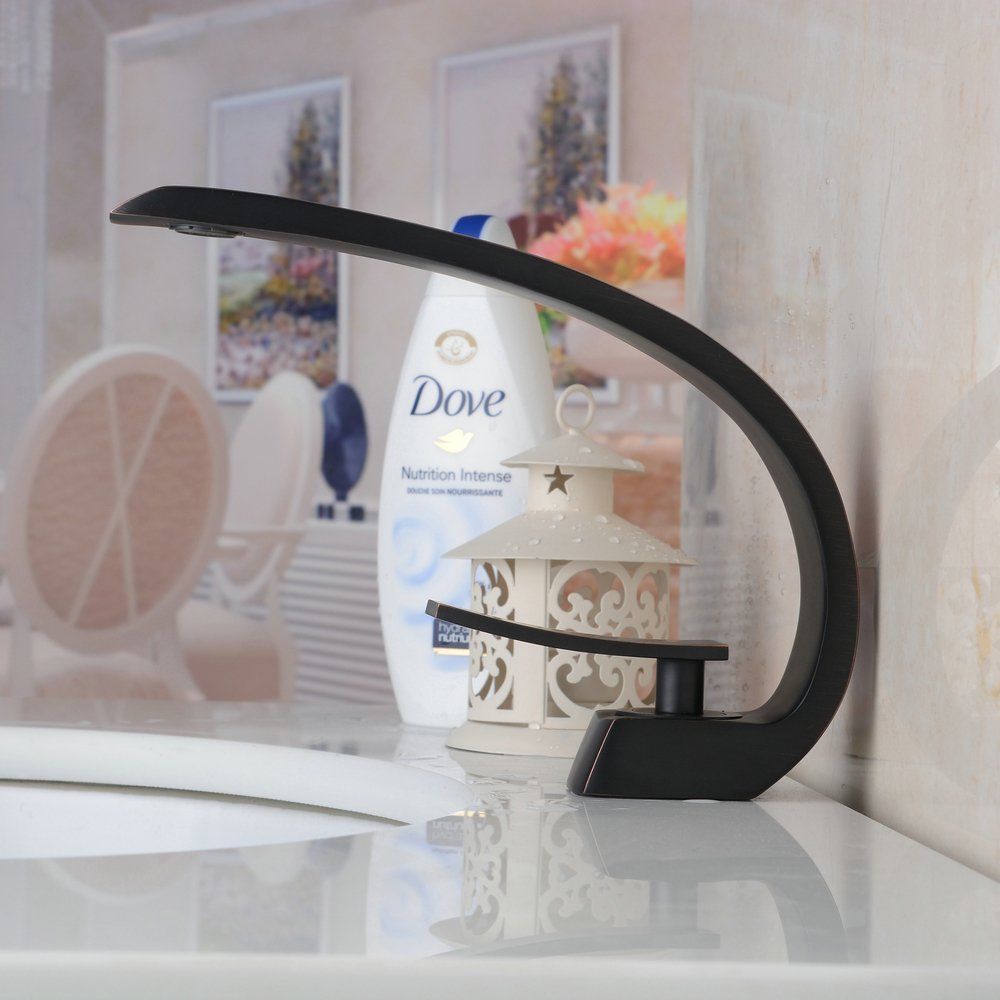 Schöner schwarzer Badezimmerhahn