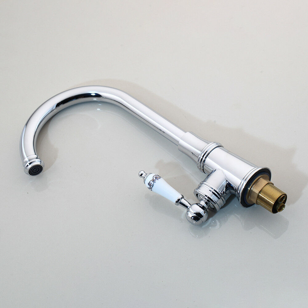 Nostalgische Chroom Wastafelkraan met Elegante Aardewerk Handvat