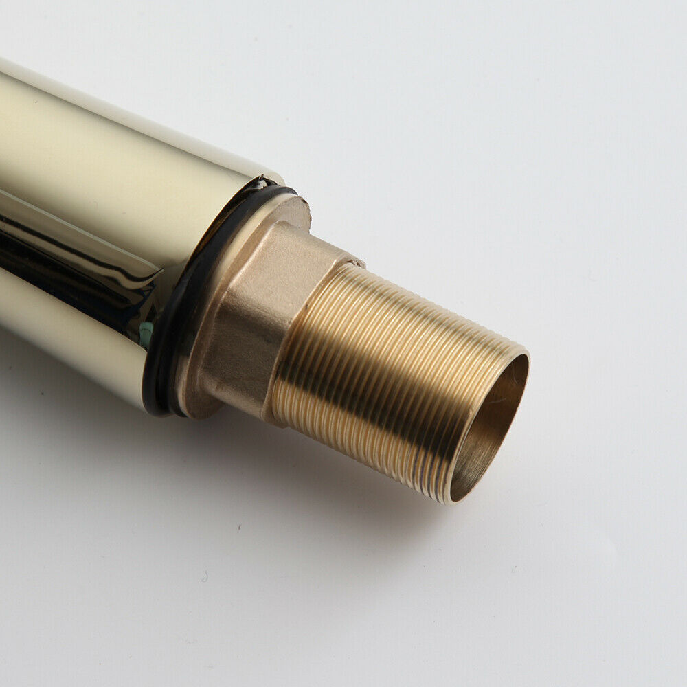 Hoher goldener Mischerhahn