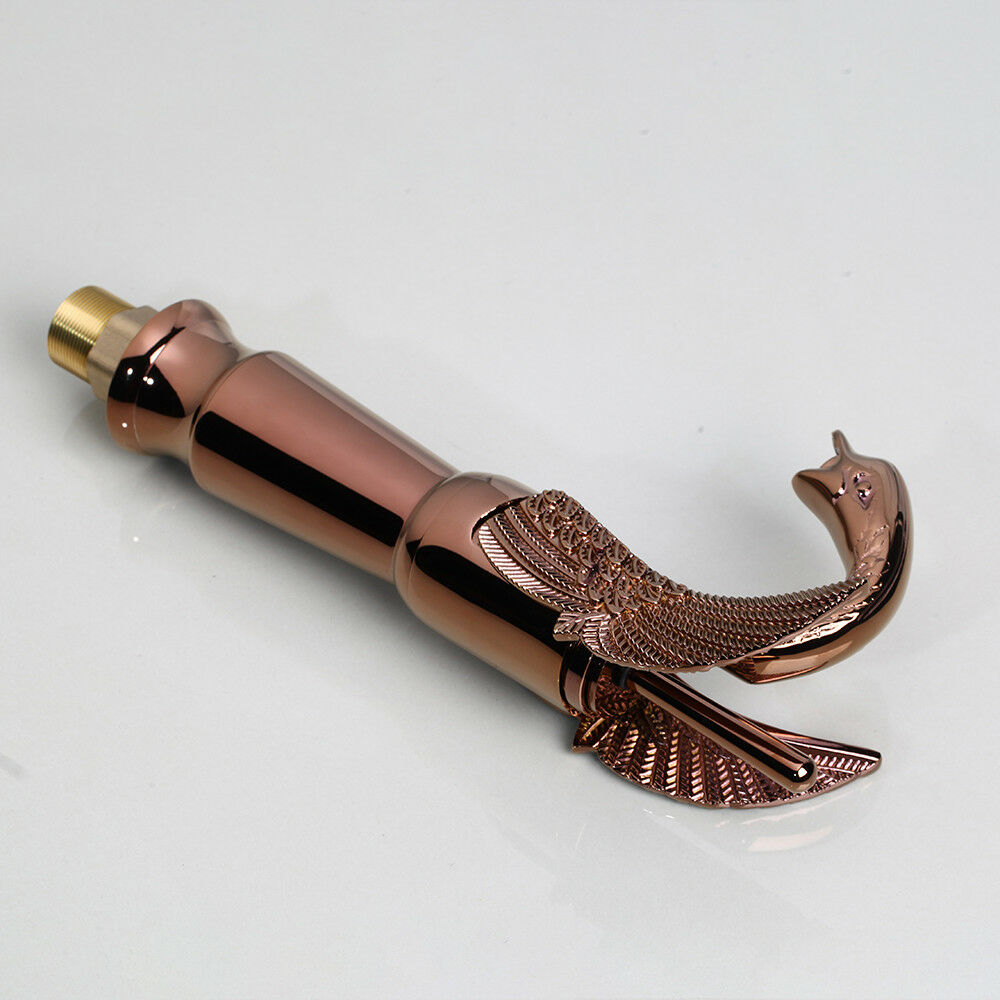 Roségoldene Waschtischarmatur in Form eines eleganten Schwans