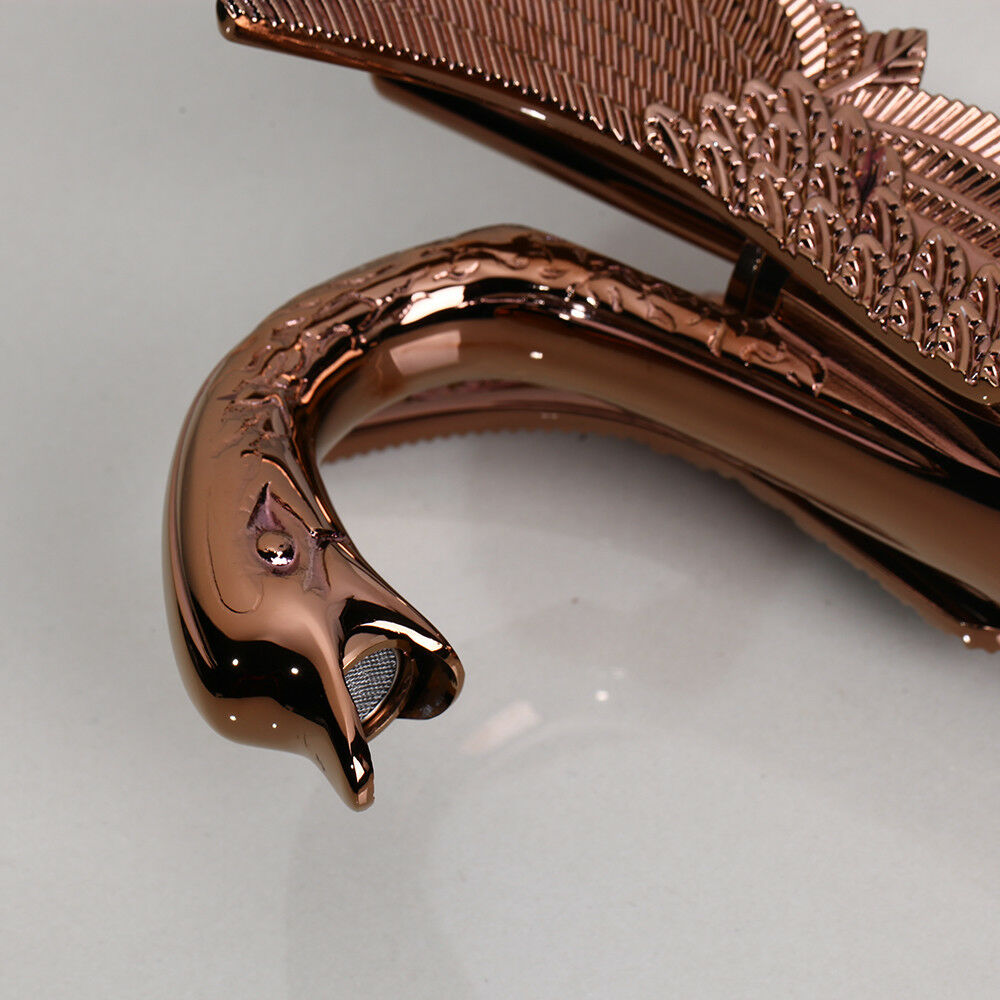 Roségoldene Waschtischarmatur in Form eines eleganten Schwans