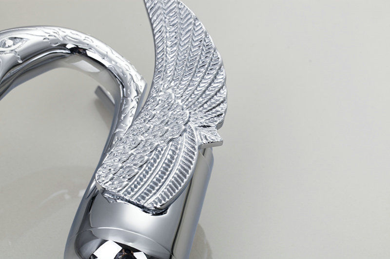 Elegante Chroom Wastafelkraan in de Vorm van een Sierlijke Zwaan
