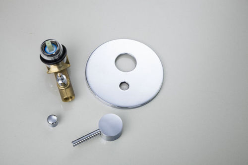 Chromiertes Einbau-Duschset mit Deckenmontage.