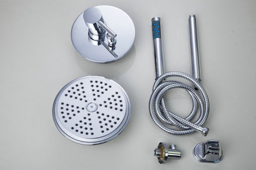 Chromiertes Einbau-Duschset mit Deckenmontage.