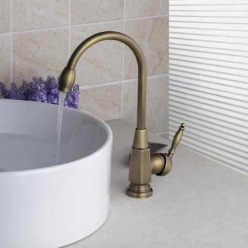 Klassieke bronzen keukenkraan met een antieke uitstraling