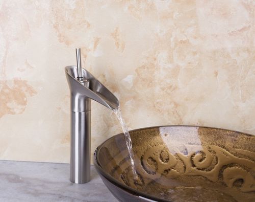 Eleganter Wasserfall-Wasserhahn aus gebürstetem Nickel