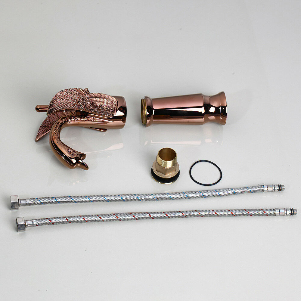 Roségoldene Waschtischarmatur in Form eines eleganten Schwans