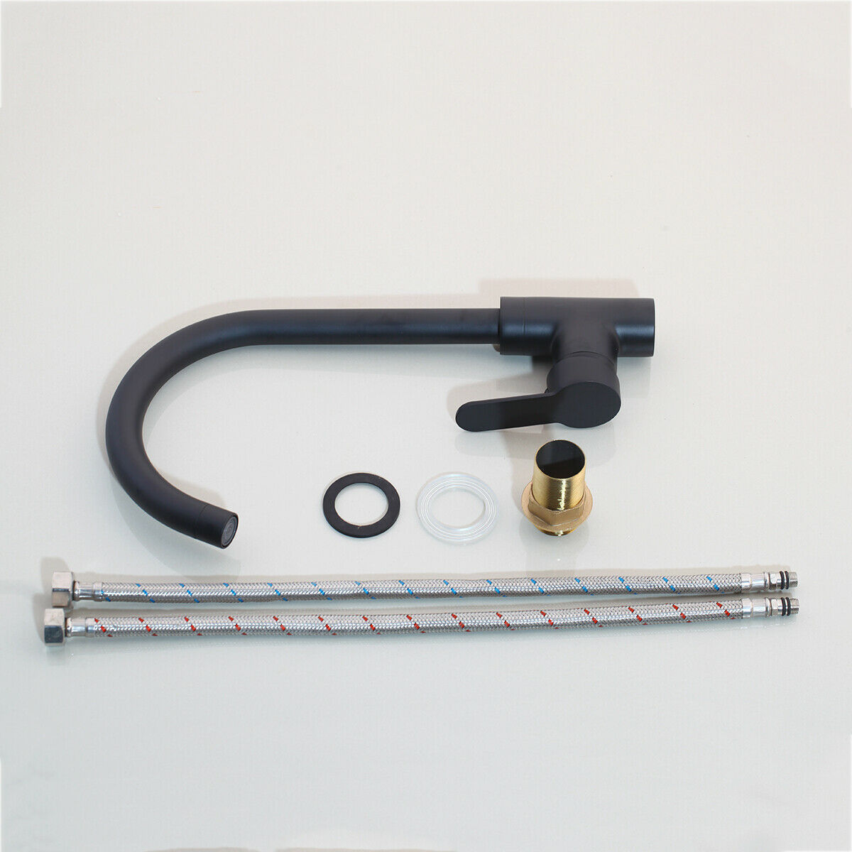 Schwarzer hoher Wasserhahn