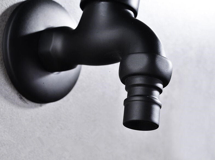 Mattschwarzer Waschmaschinenhahn