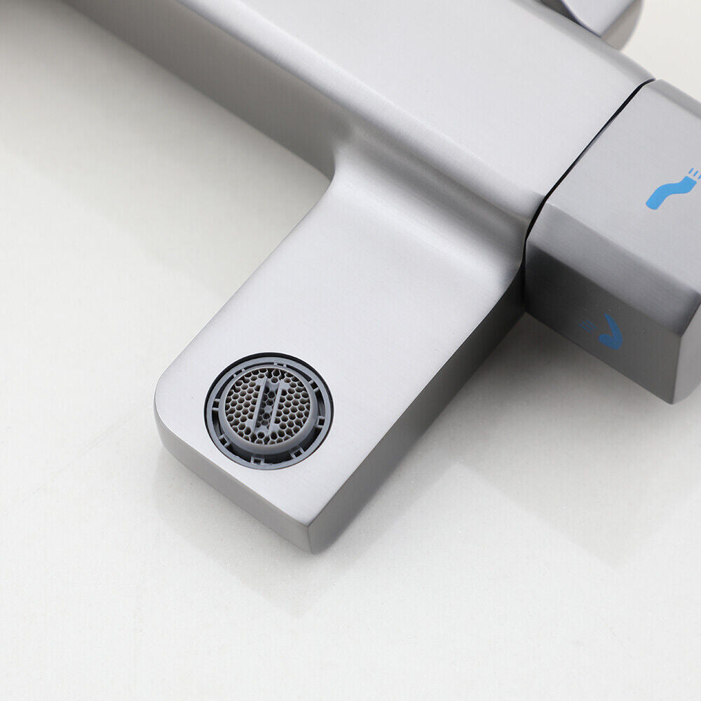 Moderne Regendusche aus Gun Metal mit Badewannenarmatur