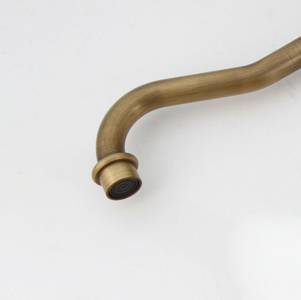 Hoher bronzefarbener Mischer im Landhausstil