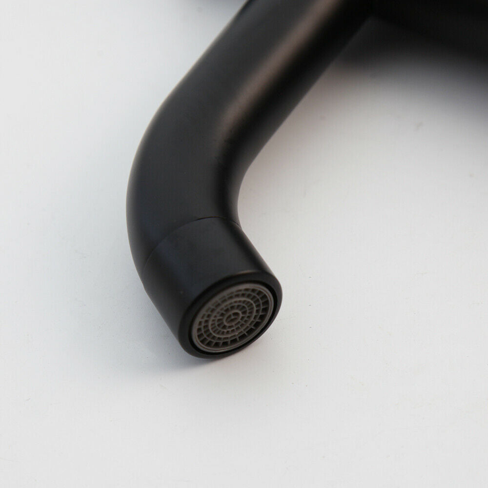 Selbstschließender schwarzer Wasserhahn