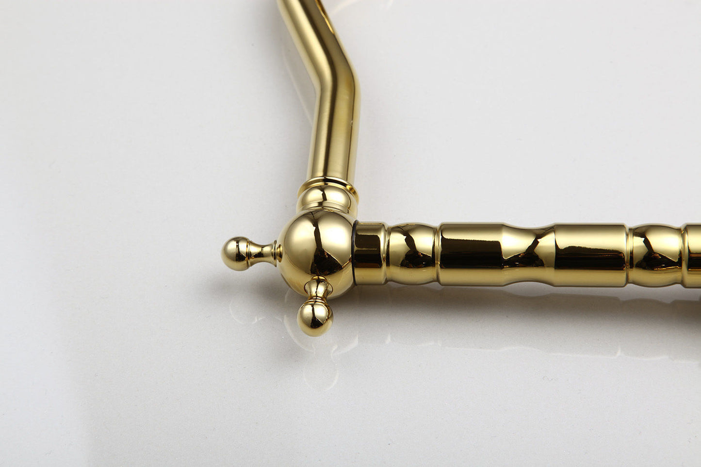 Goldener Schwenk-Mischbatterie