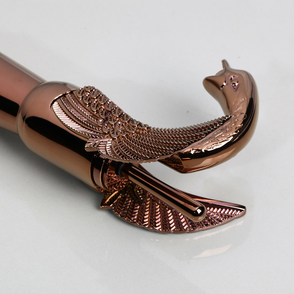 Roségoldene Waschtischarmatur in Form eines eleganten Schwans