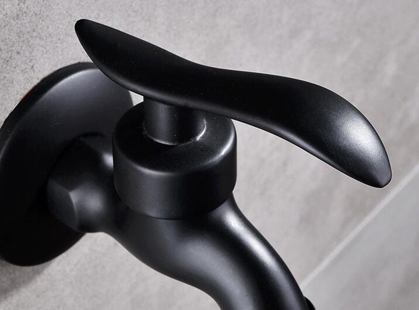 Mattschwarzer Waschmaschinenhahn