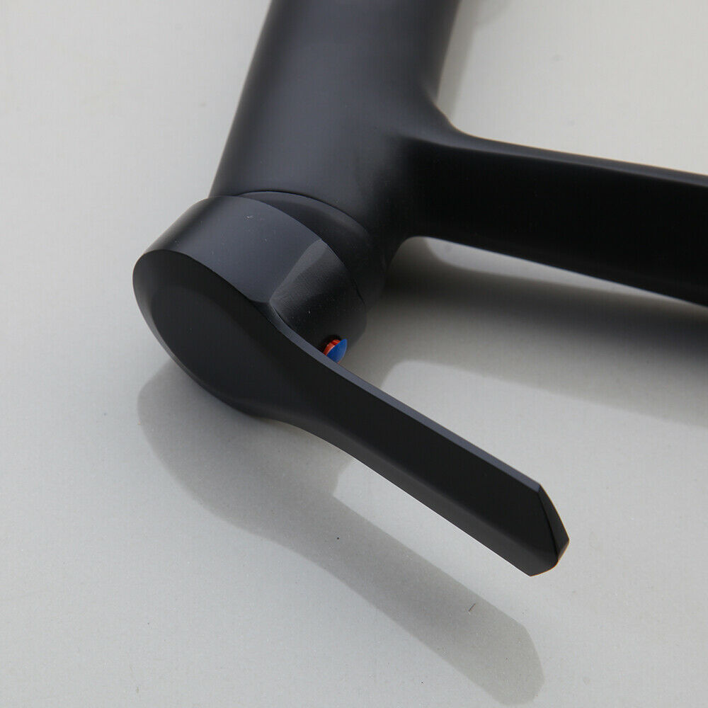 Mat Zwarte Wastafelkraan met Eengreeps Bediening