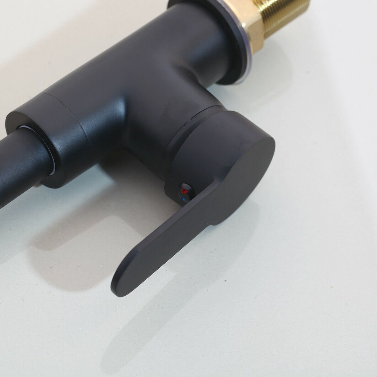 Schwarzer hoher Wasserhahn