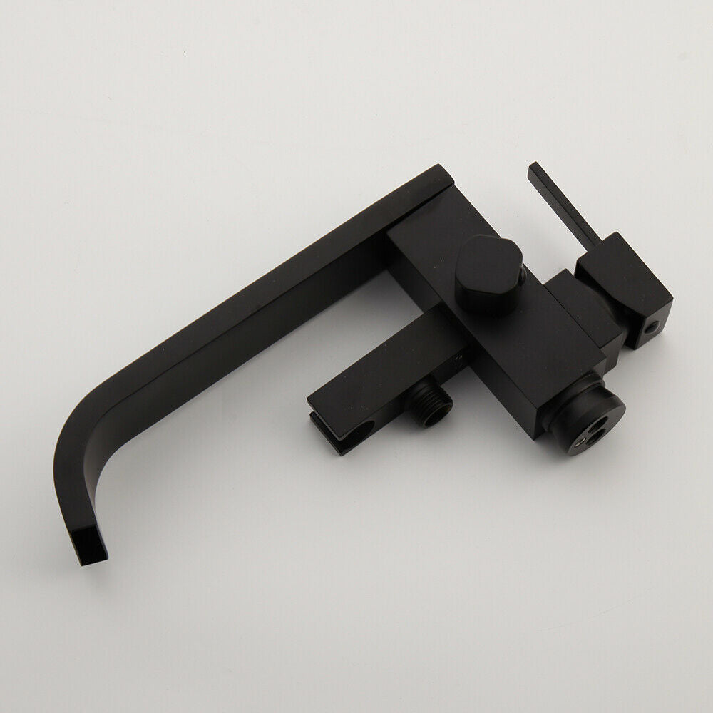 Moderner, schwarzer, freistehender Badewannenhahn