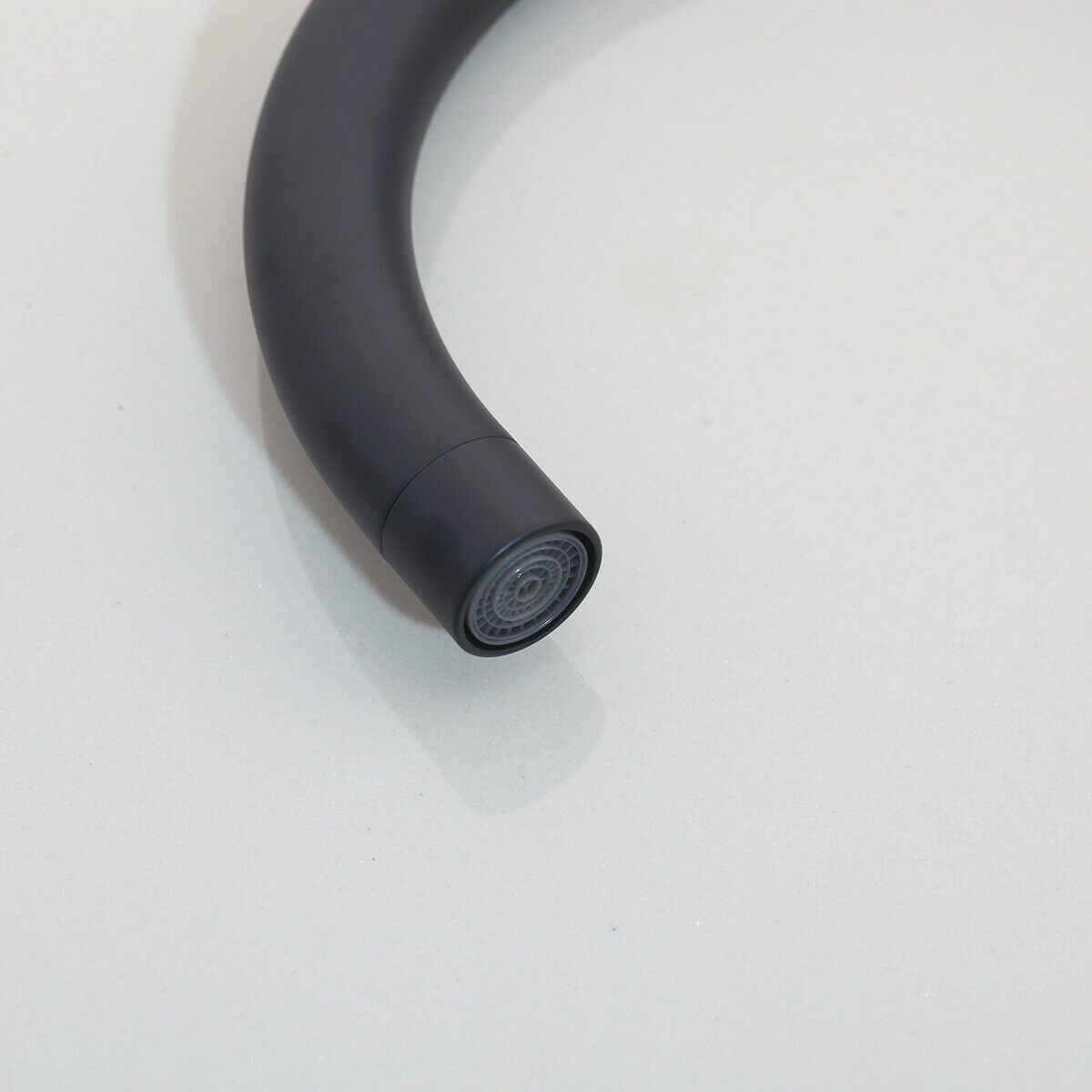 Schwarzer hoher Wasserhahn