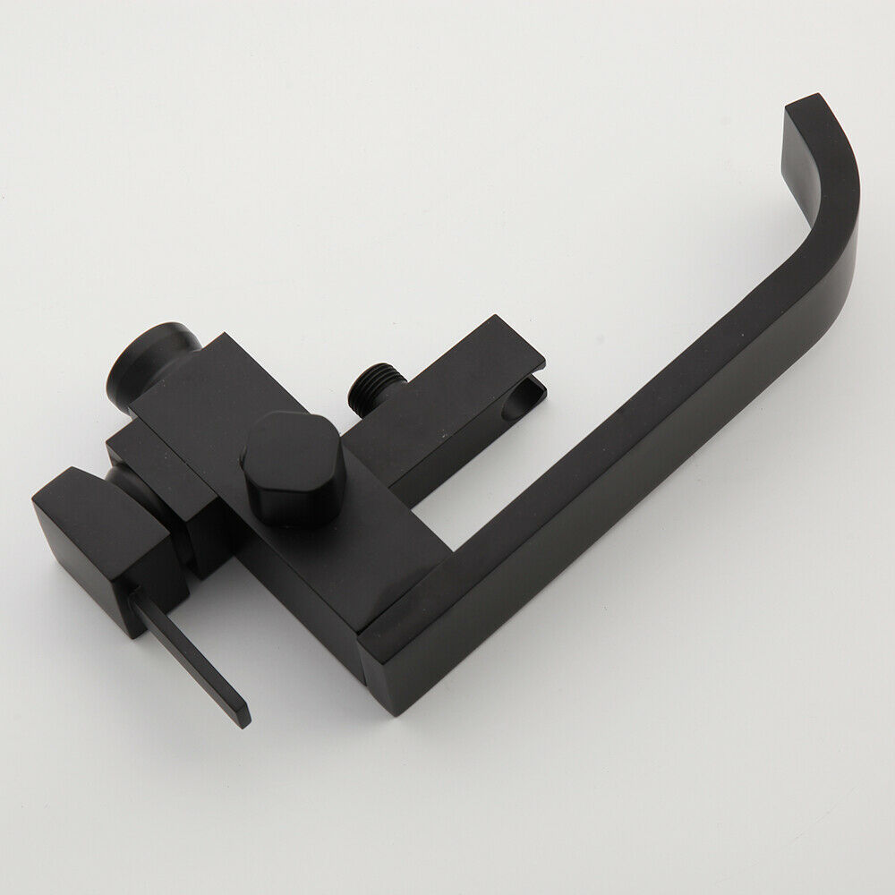 Moderner, schwarzer, freistehender Badewannenhahn