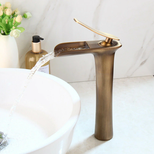 Landelijke badkamer: hoe combineer je bronzen kranen met natuurlijke materialen?