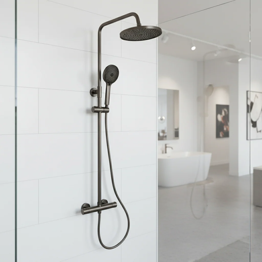 Moderne badkamer: waarom een Gun metal regendouche slim combineert met natuurlijke materialen