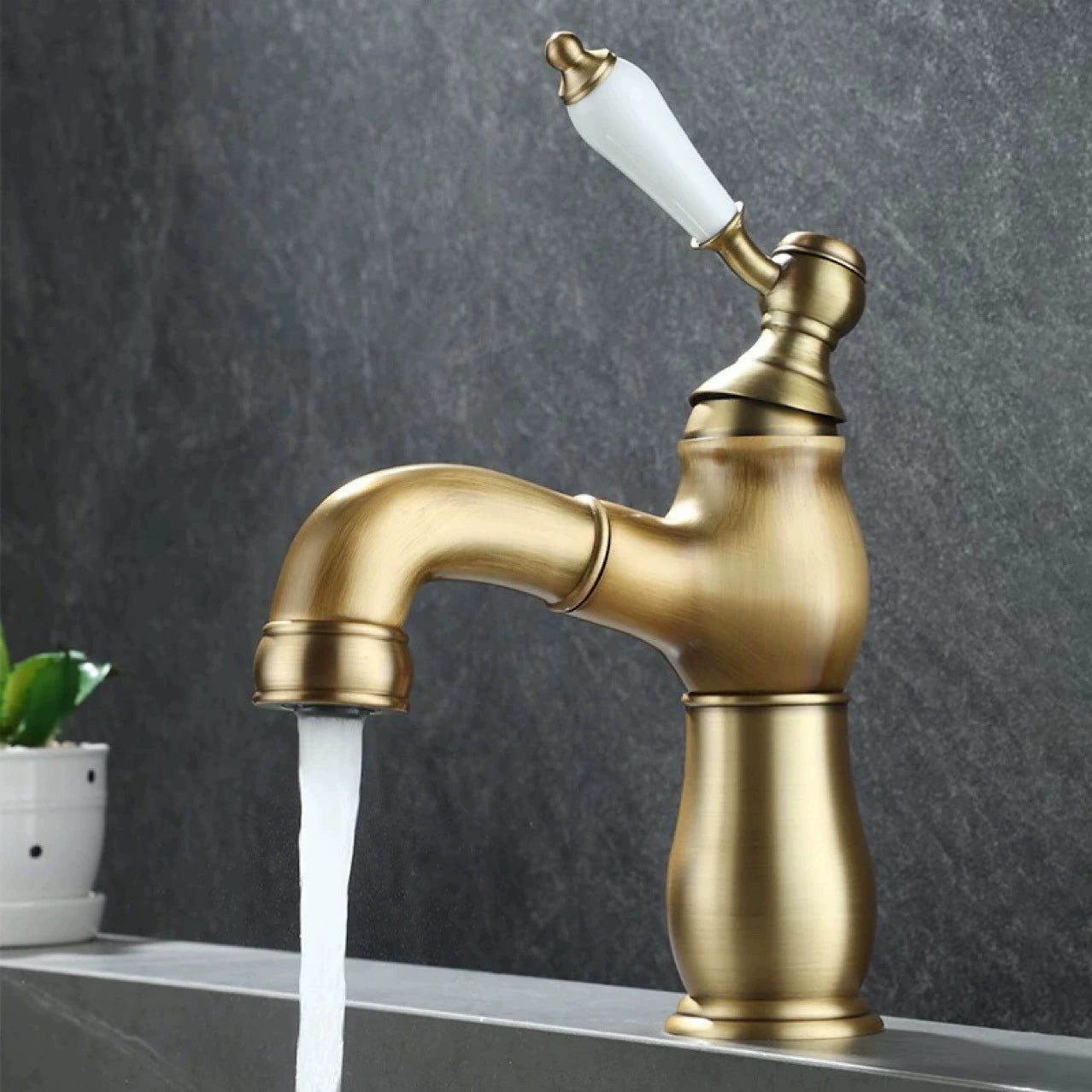 Bronskleurige wastafelkraan met uittrekbare uitloop