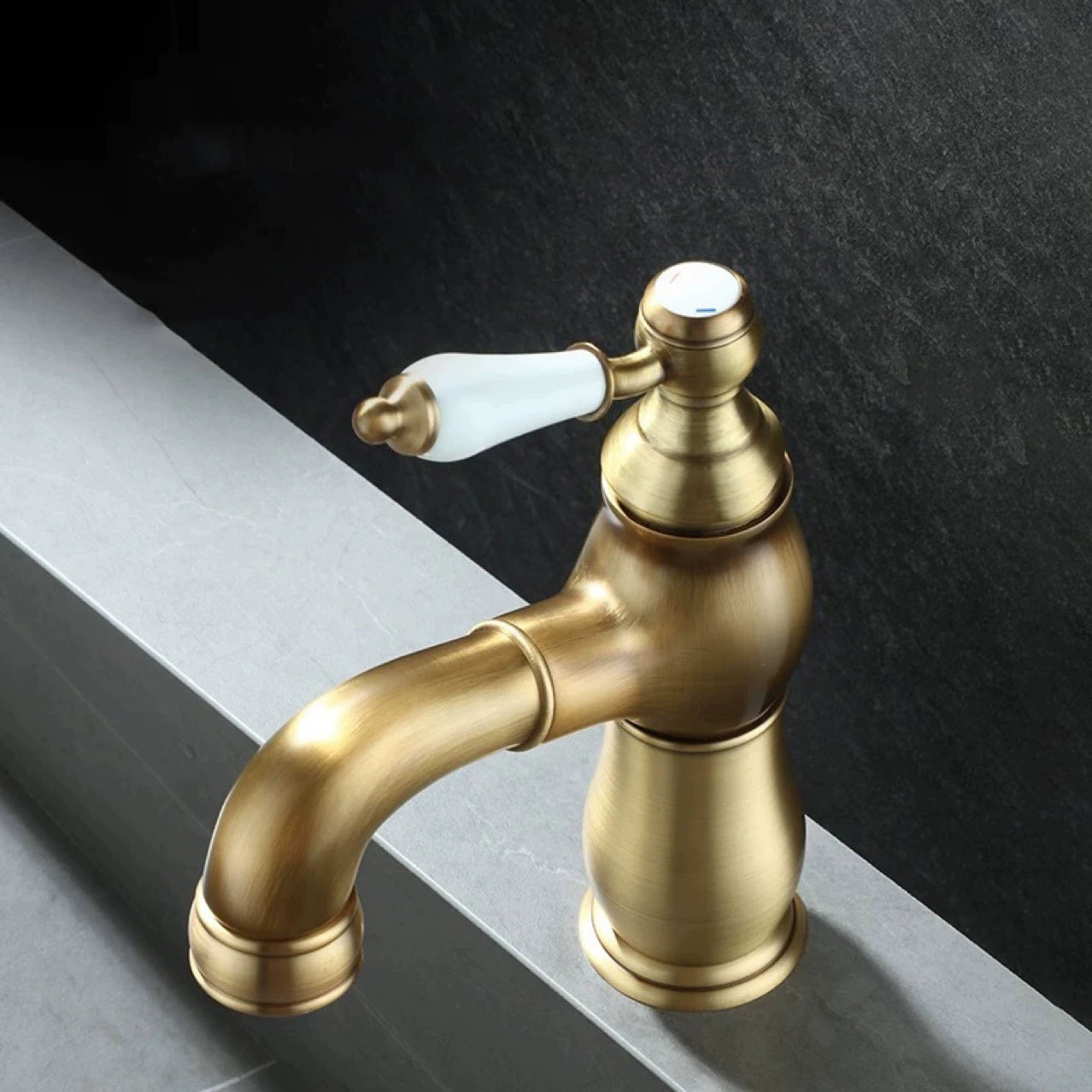 Bronskleurige wastafelkraan met uittrekbare uitloop