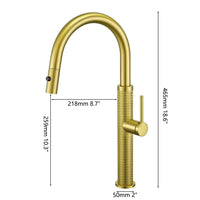 Geborsteld gouden keukenkraan met uittrekbare sproeikop en hoge U-uitloop