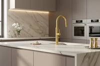 Geborsteld gouden keukenkraan met uittrekbare sproeikop en hoge U-uitloop