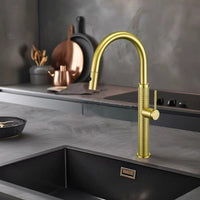 Geborsteld gouden keukenkraan met uittrekbare sproeikop en hoge U-uitloop