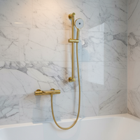 Thermostatische badkraan met glijstang – geborsteld goud