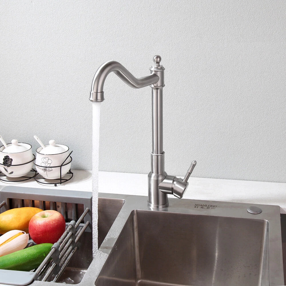 Geborsteld nikkel keukenkraan met zwenkbare uitloop