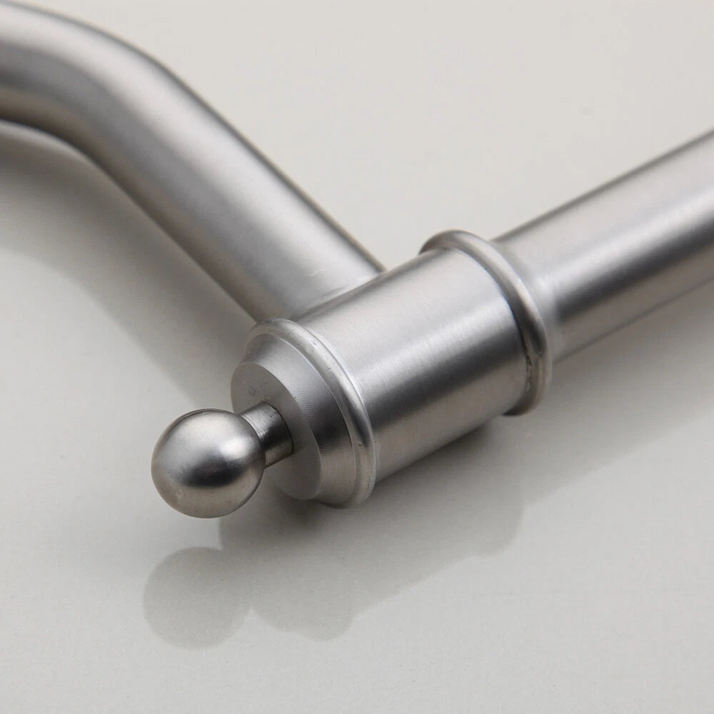 Geborsteld nikkel keukenkraan met zwenkbare uitloop