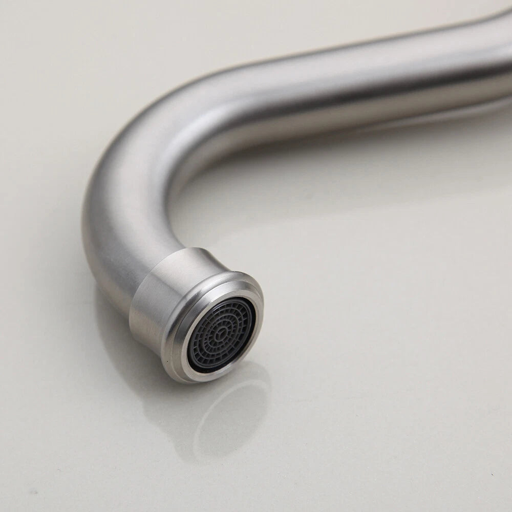 Geborsteld nikkel keukenkraan met zwenkbare uitloop