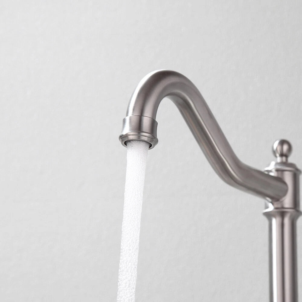 Geborsteld nikkel keukenkraan met zwenkbare uitloop