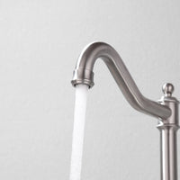 Geborsteld nikkel keukenkraan met zwenkbare uitloop