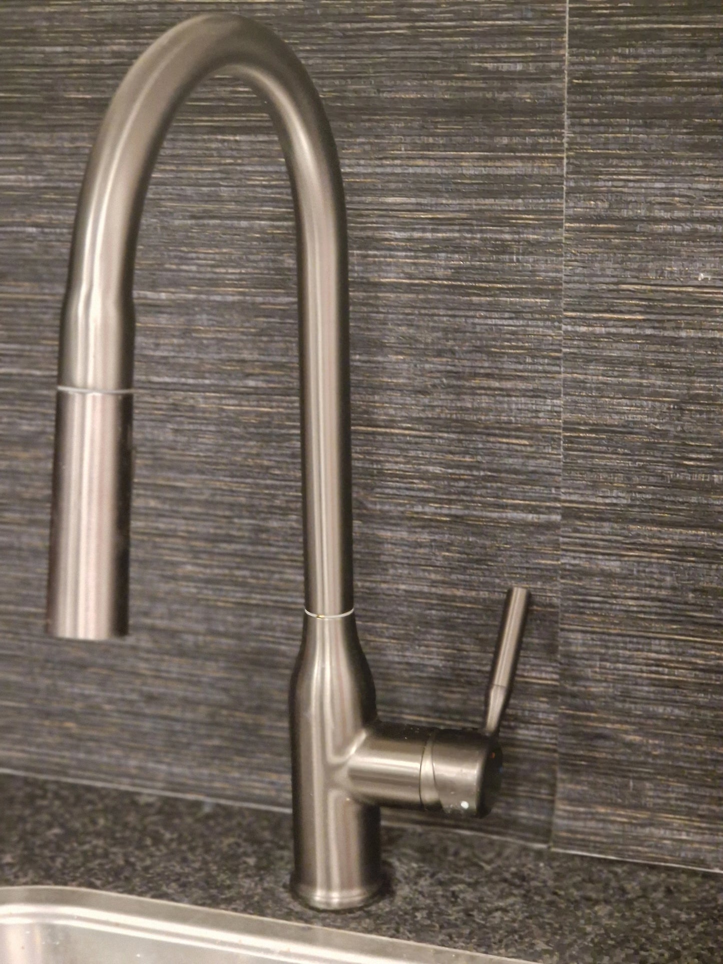Elegante Gun Metal keukenkraan met uittrekbare sproeikop