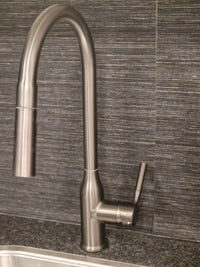 Elegante Gun Metal keukenkraan met uittrekbare sproeikop