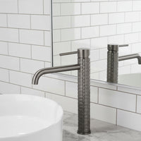 Hoge wastafelkraan gun metal met structuur