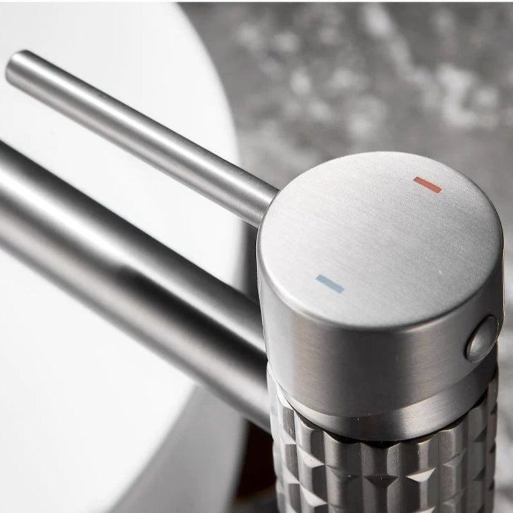 Hoge wastafelkraan gun metal met structuur
