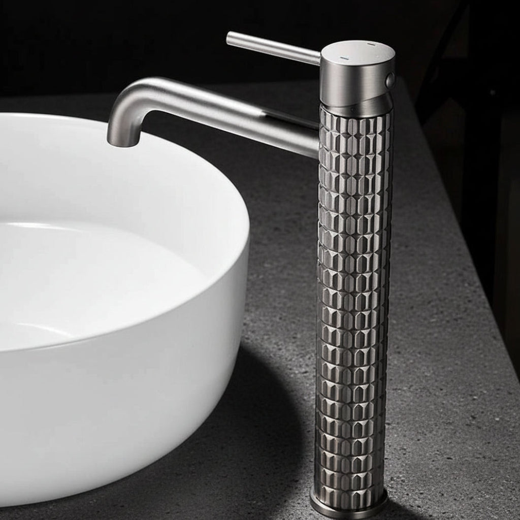 Hoge wastafelkraan gun metal met structuur