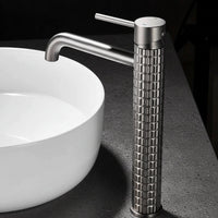 Hoge wastafelkraan gun metal met structuur