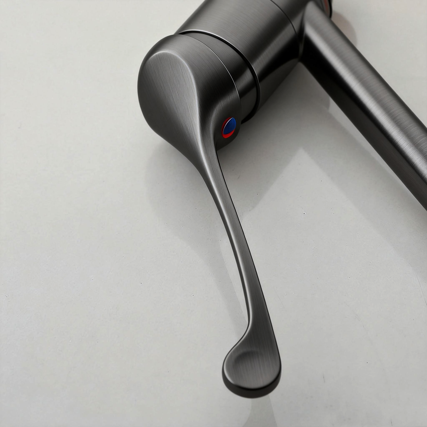 Gun metal elleboogmengkraan wastafel