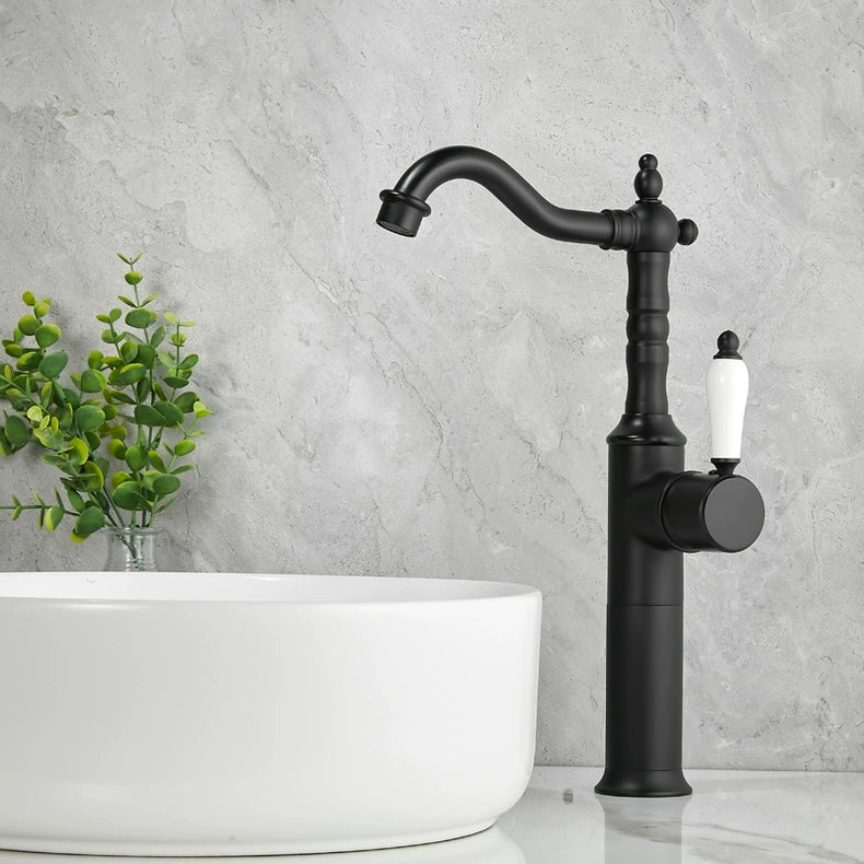 Zwarte wastafelkraan klassiek hoog model met porseleinen greep