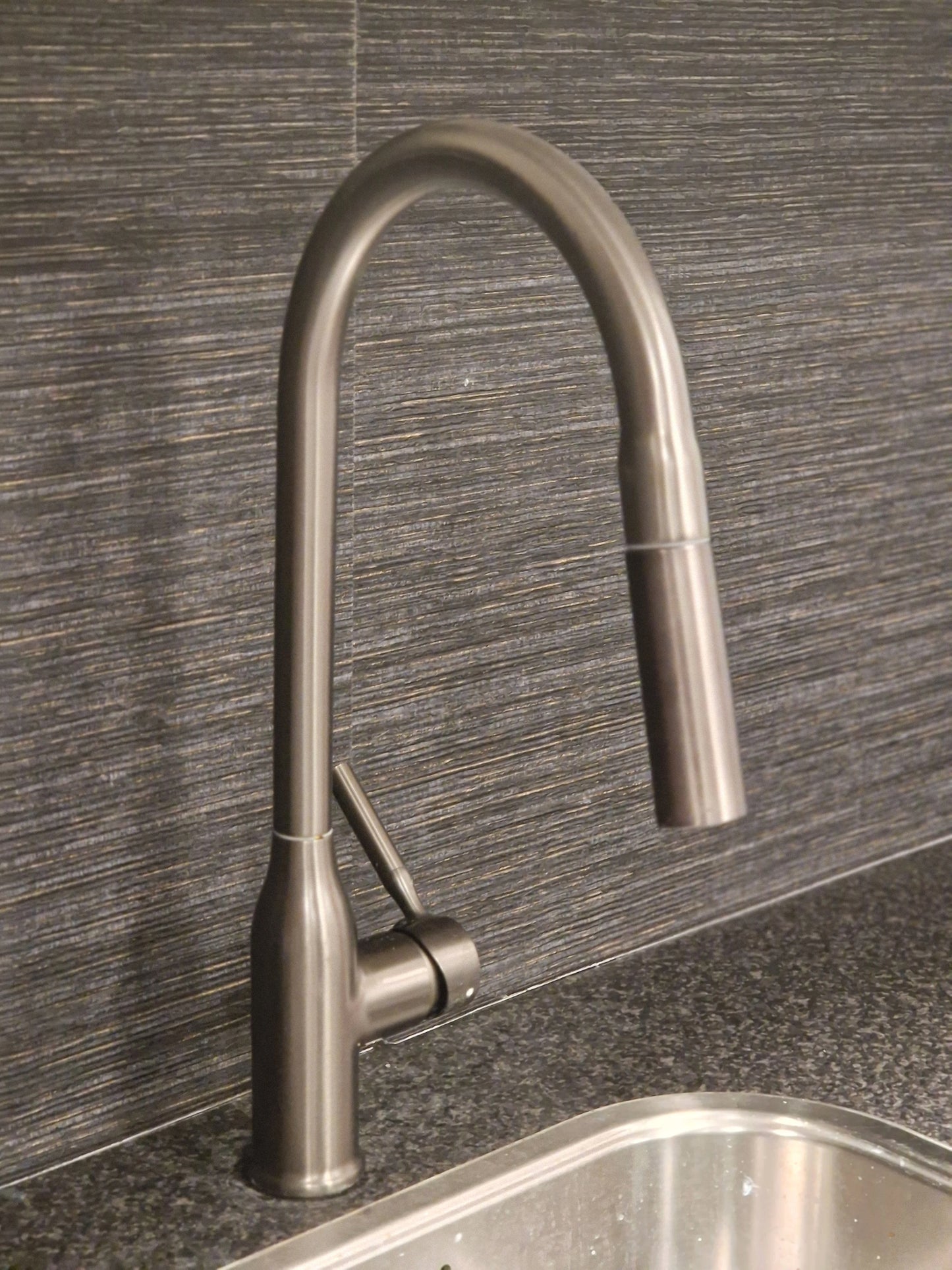 Elegante Gun Metal keukenkraan met uittrekbare sproeikop